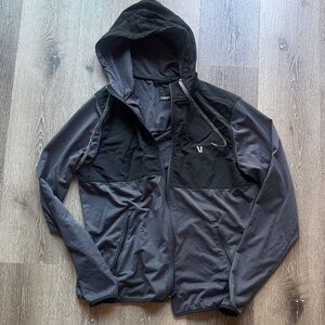 Vuori Men's Black and Gray Windbreaker